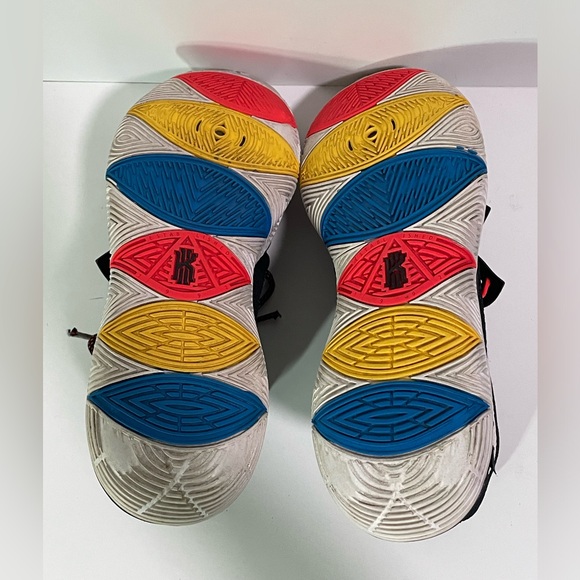 Nike Kyrie 5 friends main image 6